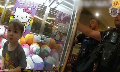 (ویدئو) پلیس یک کودک را از اتاقک شیشه‌ای هلو کیتی نجات داد