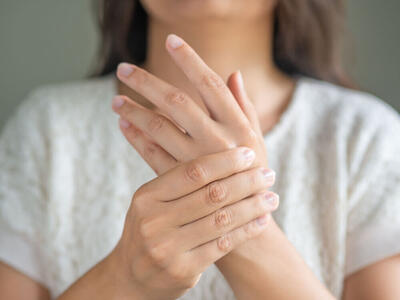 احتمال آرتروز انگشتان دست در چه کسانی بیشتر است؟ | ساییدگی شست دست زنان ۳۰ درصد بیشتر از مردان