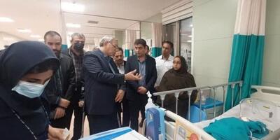 وزیر بهداشت چشم دختر هرمزگانی را در اورژانس بیمارستان مداوا کرد