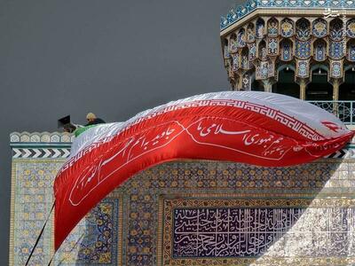 عکس/ نصب پرچم‌های ایران به مناسبت فرا رسیدن دهه فجر در حرم رضوی