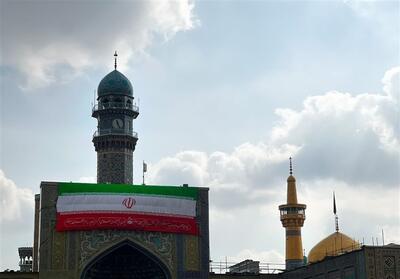 نصب پرچم جمهوری اسلامی ایران همزمان با دهه فجر در صحن و سرای رضوی+تصاویر - تسنیم