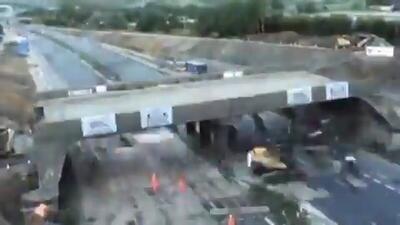 ببینید چطور در کمتر از ۸ ساعت یک پل بتونی را بر می‌دارند بدون این‌که ترافیکی درست کنند (فیلم)