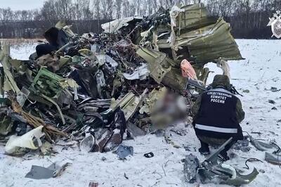 درگیری اوکراین و روسیه بر سر اجساد قربانیان سرنگونی هواپیمای نظامی/ اسرای جنگی در پرواز بودند یا تسلیحات؟