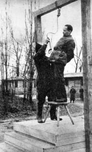 عکس / سال ۱۹۴۷، لحظاتی قبل از به دار آویختن رودولف هس، فرمانده‌ی اردوگاه آشویتس در همان مکان!