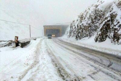 جاده چالوس یکطرفه شد / برف و باران در جاده‌های ۲۵ استان