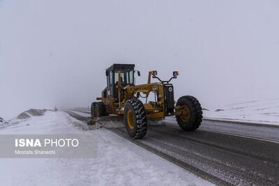 (تصاویر) فعالیت راهداران مازندران در جاده‌های برفی