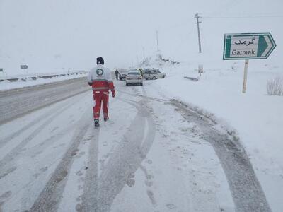 امدادرسانی به ۷۰ مسافر گرفتار در برف در همدان