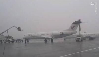 فیلم/ عملیات یخ‌زدایی پروازهای خروجی فرودگاه بین‌المللی مهرآباد