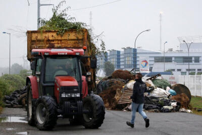 اعتراض‌های کشاورزان در فرانسه تعلیق شد