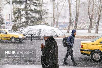بارش برف در برخی معابر پایتخت/ از تردد غیرضروری خودداری کنید