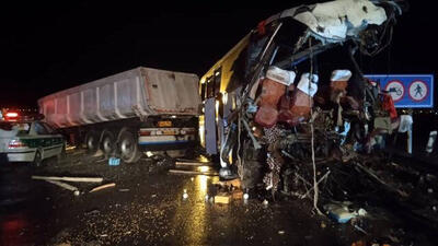 27 مصدوم در تصادف هولناک تریلی و اتوبوس مسافربری در آزادراه کاشان-قم
