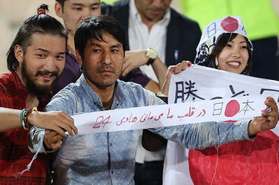 نماز خواندن هواداران ایرانی پیش از بازی با ژاپن