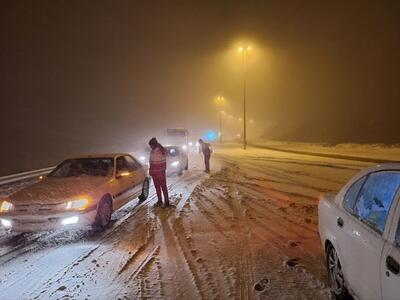امداد رسانی هلال احمر لرستان به بیش از ۵۰۰ خودروی گرفتار در برف