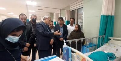 جراحی اورژانسی وزیر بهداشت در سفر استانی/ چشم دختر خردسال هرمزگانی جراحی شد