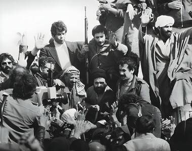 عکس/سال ۱۳۵۷، فیلمبرداری از رهبر جنبش مسلح فلسطینی در بهشت زهرای تهران
