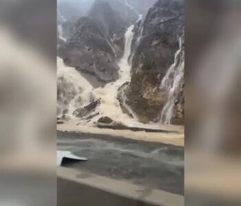ویدیو / صحنه‌های زیبایی از جاری شدن آب از کوه در جادۀ رودان-منوجان
