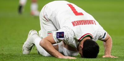 ببینید / سجده شکر علیرضا جهانبخش پس از راهیابی ایران به مرحله نیمه نهایی جام ملت‌های آسیا