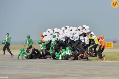 (تصاویر) فقط در هند ۵۸ نفر روی یک موتورسیکلت سوار می‌شوند