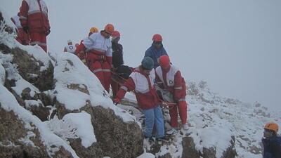 تلاش امدادگران هلال‌احمرنیشابور برای یافتن پنجمین کوهنورد مفقود شده