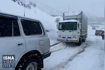 ویدیو/ کمک آفرودسواران به مسافران مانده در برف