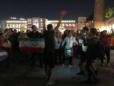 رقص پرچم در خیابان‌های دوحه با شعار «ایران قهرمان میشه»