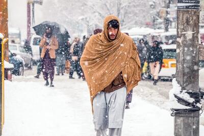 ببیند / بارش برف سنگین خیابان‌های کابل، پایتخت افغانستان و خوشحالی مردم