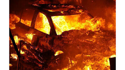 آتش سوزی هولناک خودروها در پارکینگ یک ساختمان در کیانپارس اهواز / نجات مردم از محاصره دود و آتش