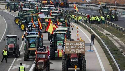 کشاورزان اسپانیایی جاده‌های این کشور را مسدود کردند (فیلم)