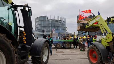 ببینید / تجمع صد‌ها تراکتور در اسپانیا؛ کشاورزان جاده‌های این کشور را مسدود کردند