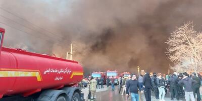 خبرگزاری فارس - تلاش آتش‌نشانان برای اطفای حریق در خاورشهر+عکس