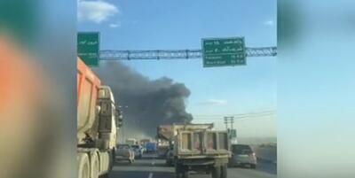 خبرگزاری فارس - آتش‌سوزی انبار لاستیک در جاده خاوران