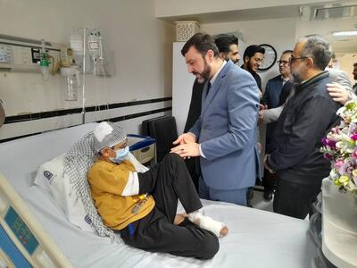 عیادت غریب‌آبادی از کودک جانباز حادثه تروریستی کرمان