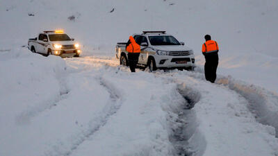 ببینید / دفن شدن خودروها در برف