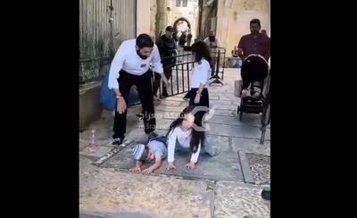آموزش سجده تلمودی به بچه های یهودی در مسجدالاقصی (فیلم)