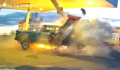 تصادف شدید یک وانت با پمپ بنزین؛ راننده زن مجروح شد (فیلم)