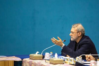 مشاور علی لاریجانی می‌گوید او لیست انتخاباتی نمی‌دهد