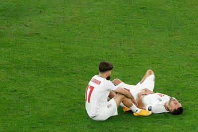 تصاویر احساسی از  اشک‌های بازیکنان تیم ملی پس از حذف | دلداری دادن حسن الهیدوس به جهانبخش پس از پایان بازی | ببینید