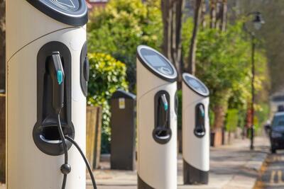 نصب ایستگاه‌های شارژ خودروی برقی در ۱۵ نقطه همدان/جذب ۳.۲ میلیون دلار سرمایه‌گذاری خارجی