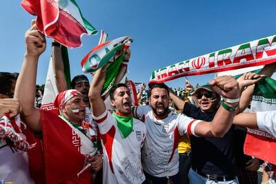 تشویق تیم ملی توسط هواداران ایرانی در بیرون ورزشگاه + فیلم