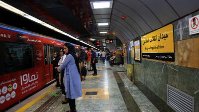 سقوط مرد موبلند به جلوی قطار مترو انقلاب تهران + جزییات