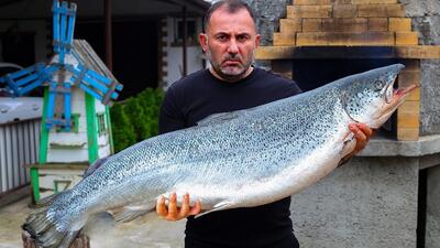 پخت جالب ماهی قزل آلا غولپیکر در نمک توسط آشپز معروف روس (فیلم)