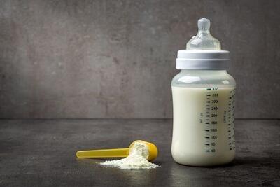 آخرین وضعیت بازار شیرخشک نوزاد / انجمن تولیدکنندگان شیرخشک: قیمت هر قوطی شیرخشک پس از حذف ارز ۴۲۰۰ تومانی حدود ۷۰ هزار تومان بود که به ۱۳۵ تا ۱۴۰ هزار تومان رسیده