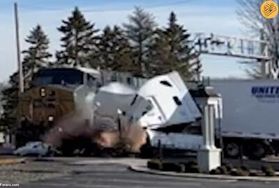 (ویدئو) برخورد قطار با کامیون گیر کرده روی ریل