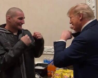 ویدیو / مبارزه دوستانه ترامپ و شان استریکلند، ستاره UFC