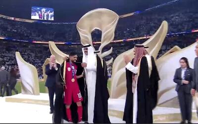 کاپیتان قطر در لحظه‌ی اهدای جام مِسی شد!