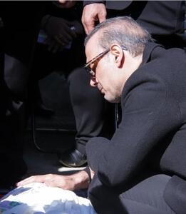 عکس/ حضور تلخ علیرضا قربانی در خاکسپاری همسرش | اقتصاد24