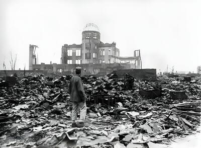 عکس/ ایستاده در میان ویرانه های پس از حمله اتمی هیروشیما