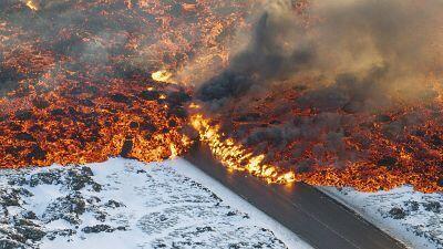 ببینید/ تصاویری از ایسلند؛ گدازه‌های آتشفشانی جاده‌ها را می‌بلعند