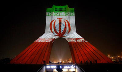 برج آزادی زیباتر از همیشه ؛ اجرای ویدیومپینگ در شب پیروزی انقلاب را ببینید