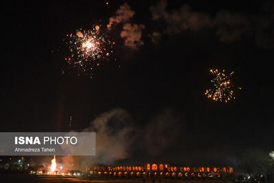 نورافشانی آسمان اصفهان در شب سالگرد پیروزی انقلاب اسلامی